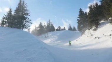 Portre yakın çekim yakışıklı adam kayak merkezinin dışında genç snowboardcu neşeli bir gülüş mavi gözler kask aktivite yaşam tarzı erkek dağları kayak yapan insanlar