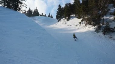 Portre yakın çekim yakışıklı adam kayak merkezinin dışında genç snowboardcu neşeli bir gülüş mavi gözler kask aktivite yaşam tarzı erkek dağları kayak yapan insanlar