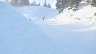 Portre yakın çekim yakışıklı adam kayak merkezinin dışında genç snowboardcu neşeli bir gülüş mavi gözler kask aktivite yaşam tarzı erkek dağları kayak yapan insanlar