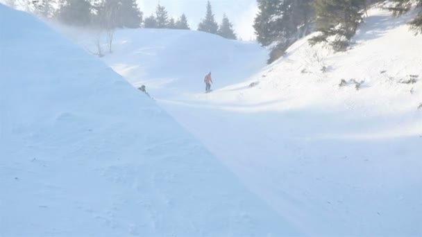 Retrato Primer Plano Fresco Guapo Hombre Joven Snowboarder Fuera Invierno — Vídeo de stock