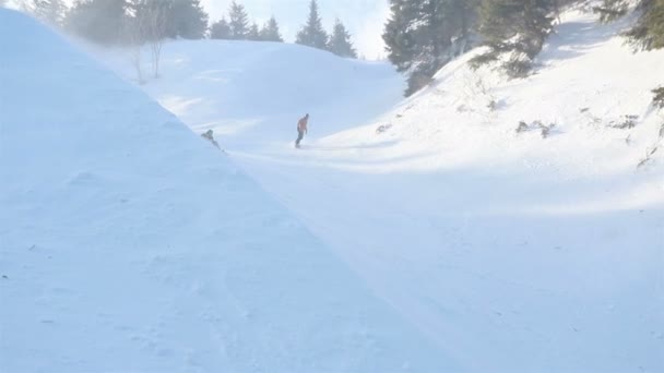 Portret Zbliżenie Cool Przystojny Mężczyzna Młody Snowboardzista Poza Ośrodkiem Narciarskim — Wideo stockowe