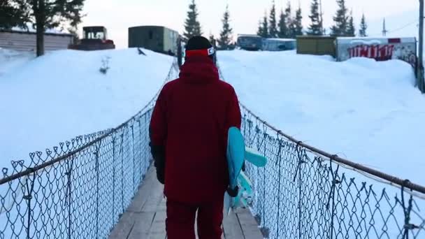 Porträtt Närbild Cool Stilig Man Ung Snowboarder Utanför Vintern Skidort — Stockvideo