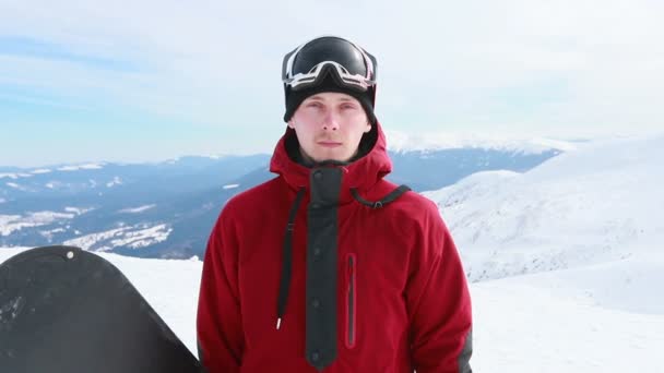 Portre Yakın Çekim Yakışıklı Adam Kayak Merkezinin Dışında Genç Snowboardcu — Stok video