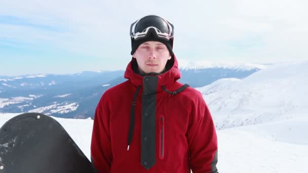 Portre Yakın Çekim Yakışıklı Adam Kayak Merkezinin Dışında Genç Snowboardcu — Stok video
