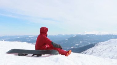 Portre yakın çekim yakışıklı adam kayak merkezinin dışında genç snowboardcu neşeli bir gülüş mavi gözler kask aktivite yaşam tarzı erkek dağları kayak yapan insanlar