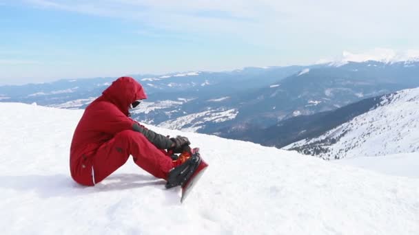 Portrait Gros Plan Cool Beau Homme Jeune Snowboarder Extérieur Hiver — Video