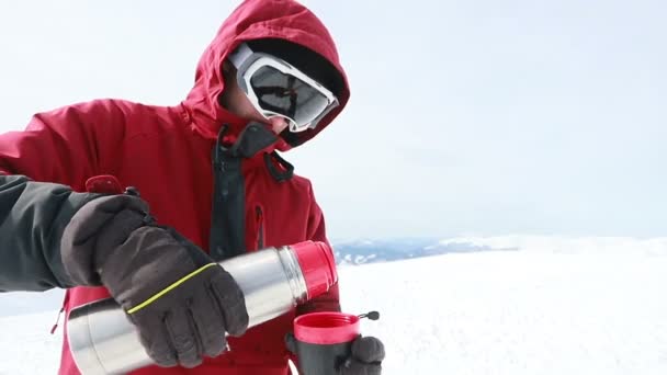 Uomo Giovane Snowboarder Fuori Stazione Sciistica Invernale Alla Ricerca Fotocamera — Video Stock