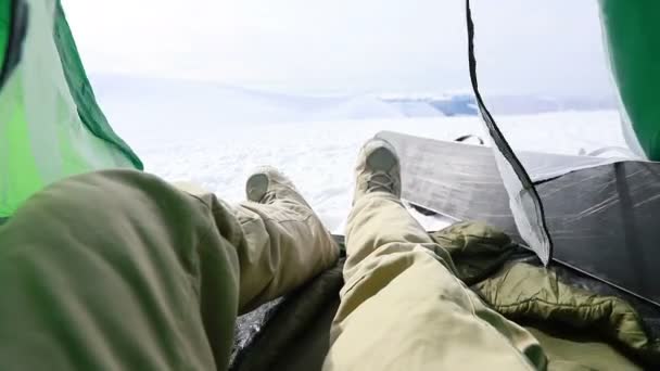 Fötter Man Avkopplande Njuta Moln Berg Antenn Utsikt Från Tält — Stockvideo