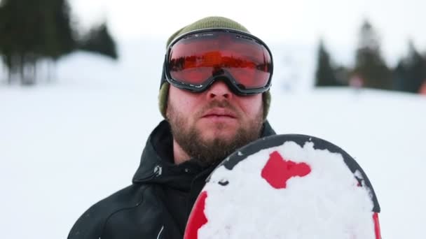 Портрет Крупным Планом Прохладный Красивый Мужчина Молодой Сноубордист Пределами Зимнего — стоковое видео