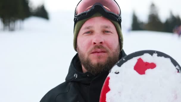 Portrait Closeup Cool Handsome Man Young Snowboarder Winter Ski Resort — Stock Video