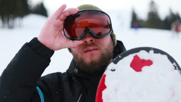Portret Close Koele Knappe Man Jonge Snowboarder Buiten Winter Skigebied — Stockvideo