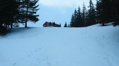 Portre yakın çekim yakışıklı adam kayak merkezinin dışında genç snowboardcu neşeli bir gülüş mavi gözler kask aktivite yaşam tarzı erkek dağları kayak yapan insanlar