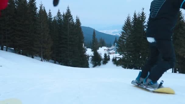 Portre Yakın Çekim Yakışıklı Adam Kayak Merkezinin Dışında Genç Snowboardcu — Stok video