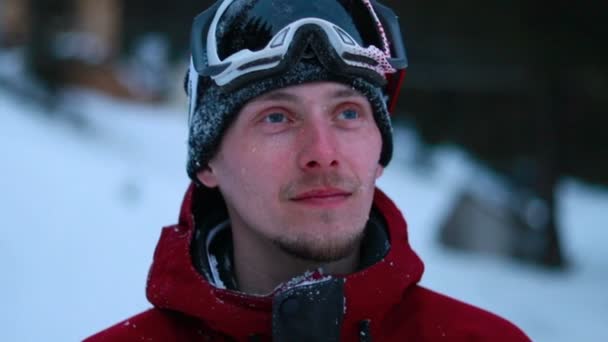 Πορτρέτο Closeup Δροσερό Όμορφος Άντρας Νεαρός Snowboarder Έξω Από Χειμερινό — Αρχείο Βίντεο