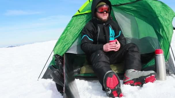 Voeten Man Ontspannen Genieten Van Wolken Bergen Uitzicht Vanuit Tent — Stockvideo