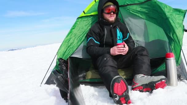 Pés Homem Relaxante Desfrutando Nuvens Montanhas Vista Aérea Partir Tenda — Vídeo de Stock