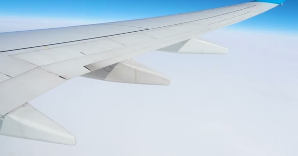 Superbes images de vue aérienne au-dessus des nuages depuis la fenêtre de l'avion avec un ciel bleu. vue depuis la fenêtre de l'avion vers le ciel bleu et les nuages blancs. vue de la terre du ciel à travers les nuages .
