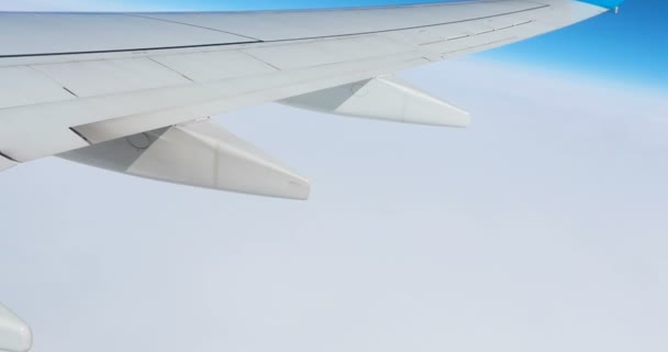 Superbes images de vue aérienne au-dessus des nuages depuis la fenêtre de l'avion avec un ciel bleu. vue depuis la fenêtre de l'avion vers le ciel bleu et les nuages blancs. vue de la terre du ciel à travers les nuages .