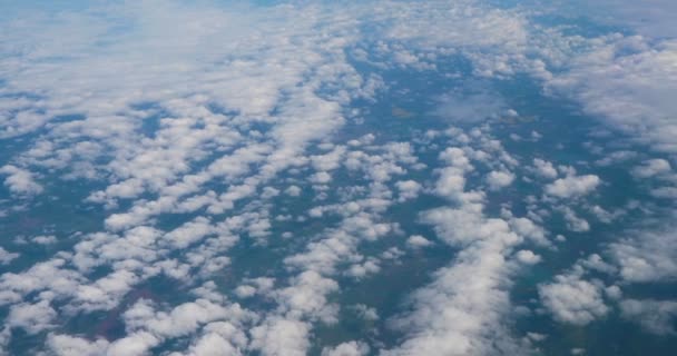 Imagens Impressionantes Vista Aérea Acima Das Nuvens Janela Avião Com — Vídeo de Stock