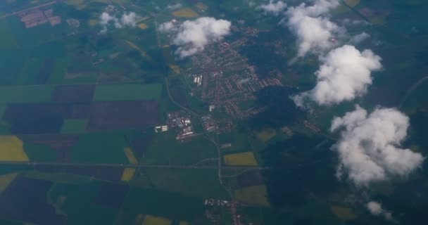 Atemberaubende Aufnahmen Von Luftaufnahmen Über Wolken Aus Dem Flugzeugfenster Mit — Stockvideo