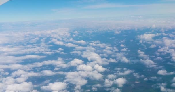 Atemberaubende Aufnahmen Von Luftaufnahmen Über Wolken Aus Dem Flugzeugfenster Mit — Stockvideo