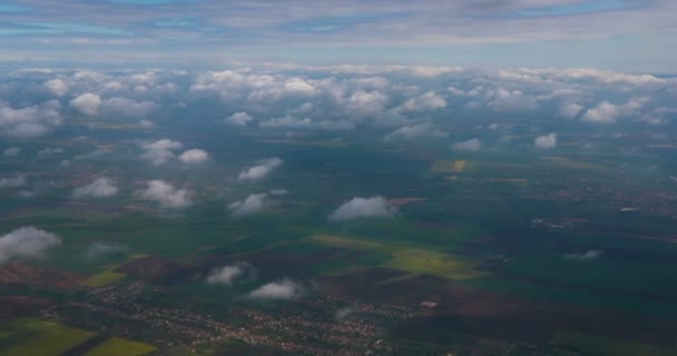 Superbes images de vue aérienne au-dessus des nuages depuis la fenêtre de l'avion avec un ciel bleu. vue depuis la fenêtre de l'avion vers le ciel bleu et les nuages blancs. vue de la terre du ciel à travers les nuages .