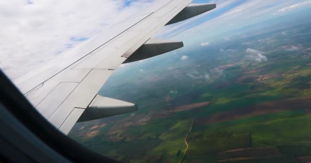 Lenyűgöző Felvételek Felhők Feletti Légi Felvételekről Kék Égboltos Repülőgép Ablakból — Stock videók