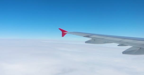 Bulutların Üstündeki Mavi Gökyüzü Olan Uçak Penceresinden Çarpıcı Görüntüler Uçak — Stok video