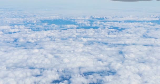Bulutların Üstündeki Mavi Gökyüzü Olan Uçak Penceresinden Çarpıcı Görüntüler Uçak — Stok video
