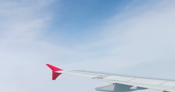 Upea Materiaali Antenni Näkymä Pilvien Yläpuolella Lentokoneen Ikkunasta Sininen Taivas — kuvapankkivideo