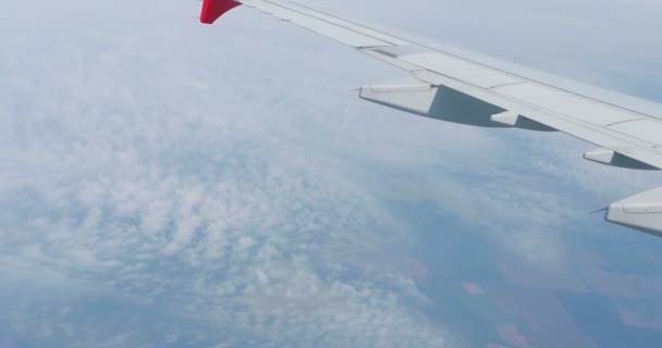 Atemberaubende Aufnahmen Von Luftaufnahmen Über Wolken Aus Dem Flugzeugfenster Mit — Stockvideo