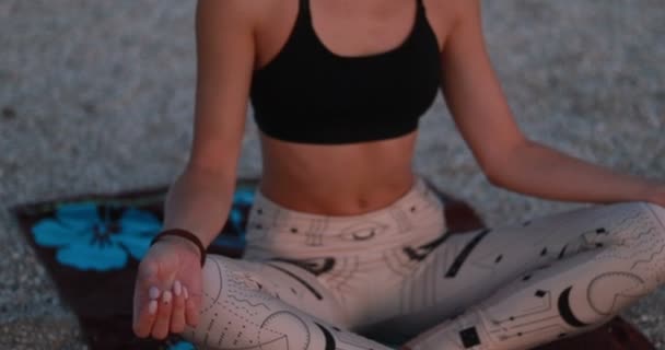 Ung Kvinna Kroppskostym Utövar Yoga Stranden Ovanför Havet Vid Fantastisk — Stockvideo