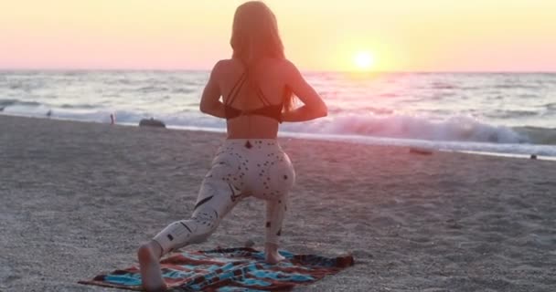 Mujer Joven Traje Cuerpo Practicando Yoga Playa Sobre Mar Amanecer — Vídeo de stock