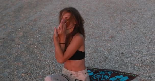 Wanita Muda Dalam Bodysuit Berlatih Yoga Pantai Atas Laut Saat — Stok Video