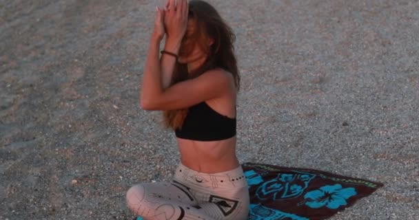 Young Woman Bodysuit Practicing Yoga Beach Sea Amazing Sunrise Fitness — 비디오