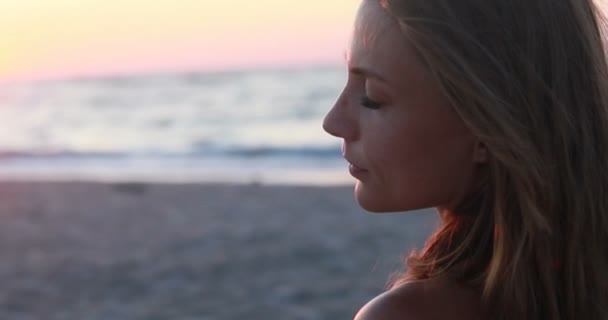 Mujer Joven Traje Cuerpo Practicando Yoga Playa Sobre Mar Amanecer — Vídeos de Stock