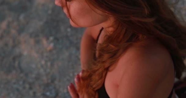 Mujer Joven Traje Cuerpo Practicando Yoga Playa Sobre Mar Amanecer — Vídeos de Stock