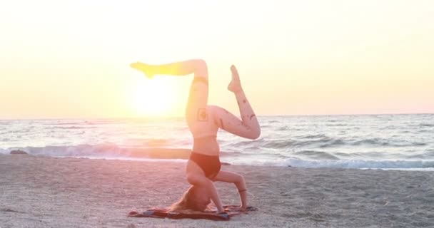 Jonge Vrouw Bodysuit Oefenen Yoga Het Strand Boven Zee Bij — Stockvideo