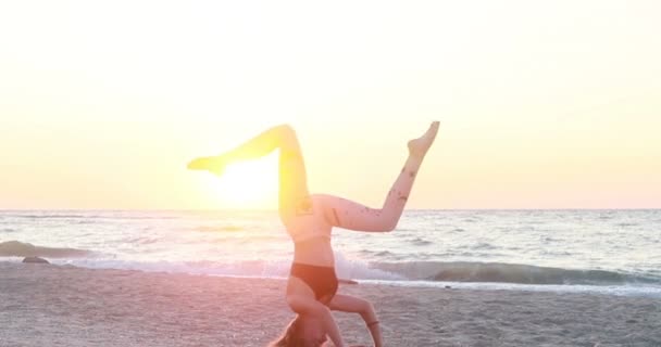 Jonge Vrouw Bodysuit Oefenen Yoga Het Strand Boven Zee Bij — Stockvideo