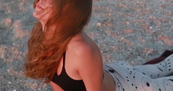 Mujer Joven Traje Cuerpo Practicando Yoga Playa Sobre Mar Amanecer — Vídeos de Stock