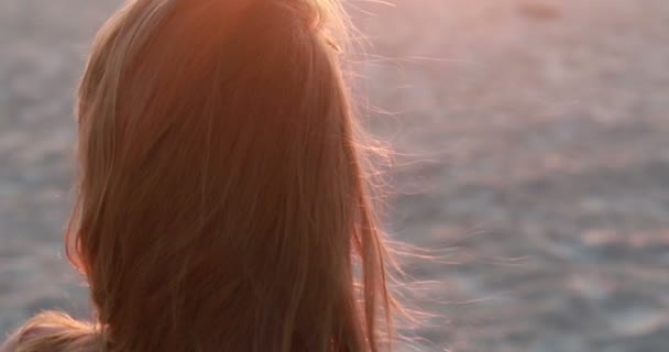 Mujer Joven Traje Cuerpo Practicando Yoga Playa Sobre Mar Amanecer — Vídeos de Stock