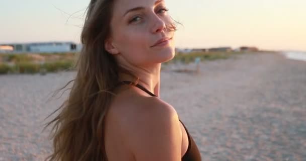Deniz Üzerindeki Plajda Güneş Doğarken Vücut Kıyafetli Genç Bir Kadın — Stok video