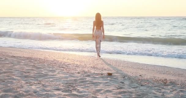 Jovem Mulher Bodysuit Praticando Ioga Praia Acima Mar Nascer Sol — Vídeo de Stock