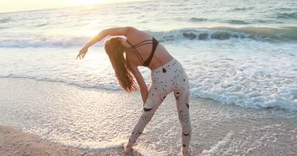 Jovem Mulher Bodysuit Praticando Ioga Praia Acima Mar Nascer Sol — Vídeo de Stock