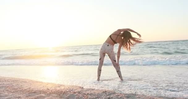 Wanita Muda Dalam Bodysuit Berlatih Yoga Pantai Atas Laut Saat — Stok Video