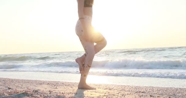 Mujer Joven Traje Cuerpo Practicando Yoga Playa Sobre Mar Amanecer — Vídeo de stock