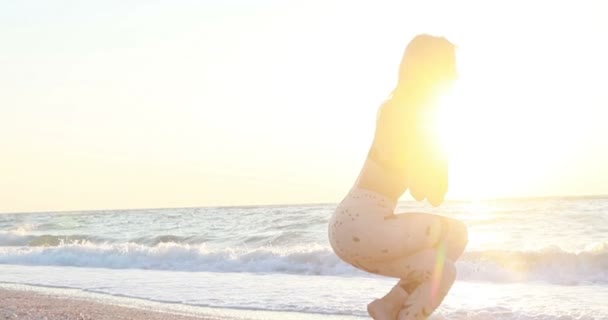 Mujer Joven Traje Cuerpo Practicando Yoga Playa Sobre Mar Amanecer — Vídeo de stock