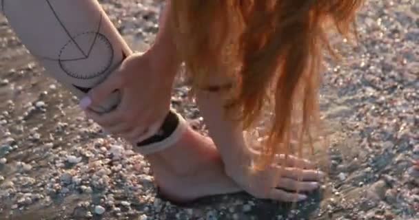 Молодая Женщина Купальнике Практикует Йогу Пляже Над Морем Удивительном Восходе — стоковое видео