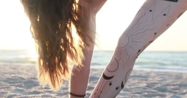 Mujer Joven Traje Cuerpo Practicando Yoga Playa Sobre Mar Amanecer — Vídeos de Stock