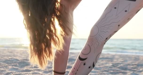 Jonge Vrouw Bodysuit Oefenen Yoga Het Strand Boven Zee Bij — Stockvideo
